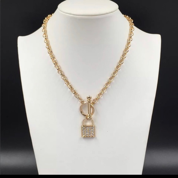 Jewelry - Gold locket necklace 👜🕶